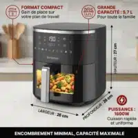 Dyceros Une friteuse à air noire Dyceros ClearFry 1600W | 5,7 L - Friteuse à air avec fenêtre de cuisson transparente est posée sur un comptoir de cuisine, montrant les aliments à l'intérieur. Caractéristiques : taille compacte, capacité de 5,7 L, puissance de 1600 W et dimensions (27x26x26 cm).