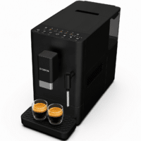 Dyceros La Machine à café à grains Dyceros Setosa 15 bars dispose d'un panneau de commande numérique, d'une buse vapeur pour la mousse de lait, et est livrée avec deux petites tasses à espresso placées sur le plateau d'égouttage.