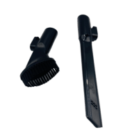 Dyceros Deux accessoires noirs - une tête de brosse ronde, un embout plat - sur fond blanc. Des accessoires parfaits pour votre Aspirateur balai sans fil cyclonique 500W avec brosse spéciale poils d'animaux.