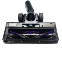 Dyceros Gros plan sur le dessous de l'Aspirateur balai sans fil cyclonique 500W - Brosse spéciale poils d'animaux, mettant en évidence ses poils rotatifs et ses roues sur fond blanc.