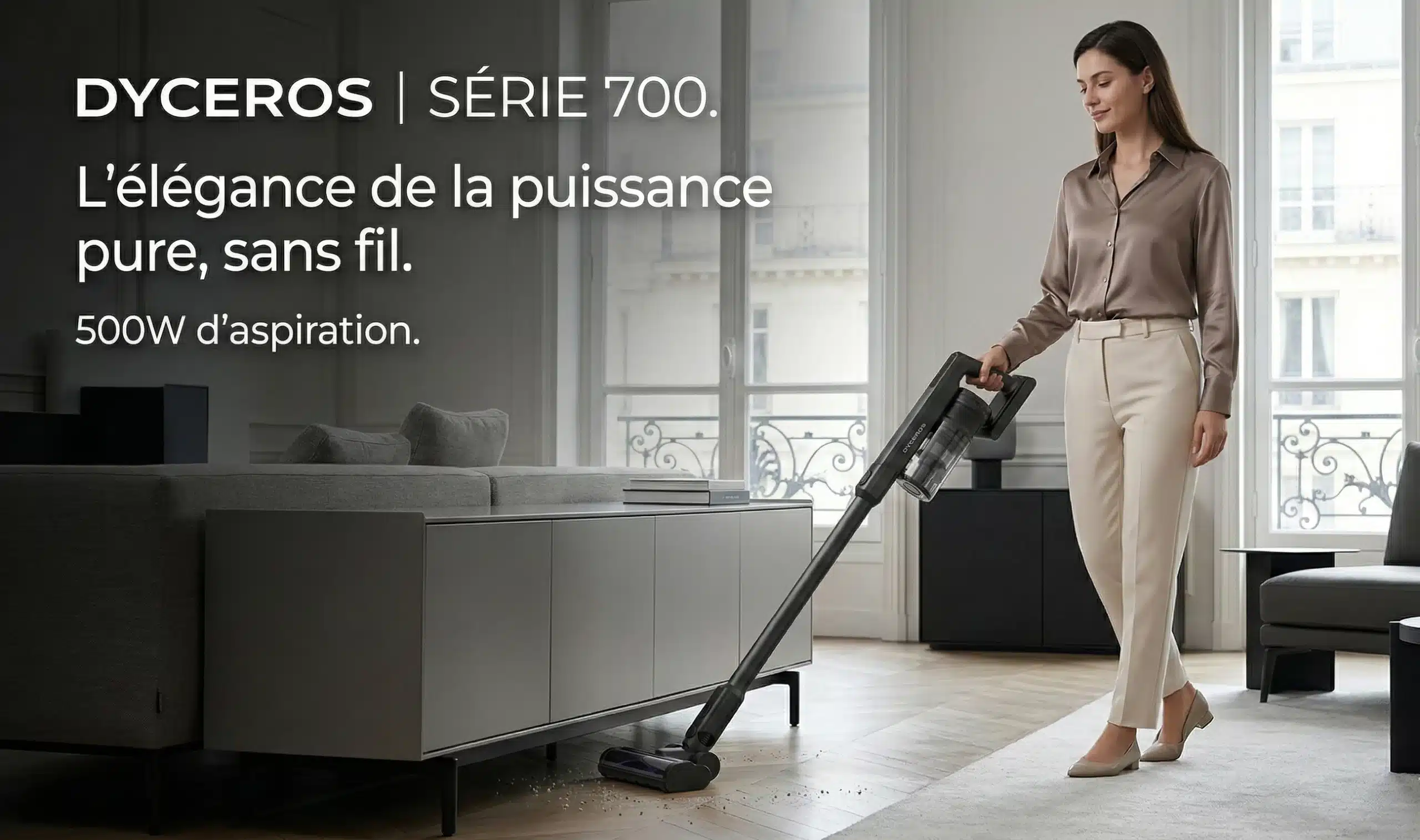 Dyceros Une femme utilise un aspirateur sans fil dans un salon moderne avec de grandes fenêtres. Le texte sur l'image fait la publicité du DYCEROS Série 700, en soulignant son élégance, sa puissance et son aspiration de 500W.