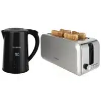 Dyceros Un Set Petit Déjeuner composé d'une bouilloire électrique noire de 2200W avec écran tactile réglée à 90°C côtoie un grille-pain en acier inoxydable argenté de 1400W contenant quatre tranches grillées.