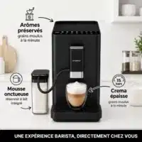 CF800_info Dyceros La machine à espresso automatique Dyceros Setosa Latte 15 bars dispose d'un réservoir à lait pour le cappuccino, de grains fraîchement moulus, d'une mousse de lait crémeuse et d'une crème épaisse. Le texte en français évoque l'expérience d'un barista à domicile dans une cuisine en noir et blanc.