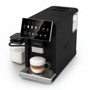 Dyceros La machine à café Dyceros Setosa Latte 15 bars superautomatique avec écran tactile prépare le cappuccino dans une tasse en verre, en utilisant son réservoir de lait connecté, tout en reposant sur un plateau d'égouttage argenté.