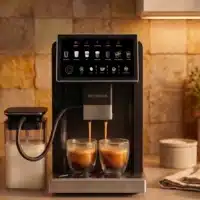 Dyceros Une machine à expresso moderne à affichage numérique prépare deux tasses de café. Un récipient à lait est relié par un tuyau et la machine est posée sur le comptoir de la cuisine, avec une serviette et un pot à proximité.