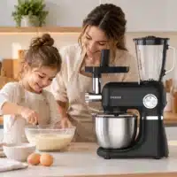 RC800_famille Dyceros Une femme et une jeune fille, vêtues de tabliers, préparent un repas ensemble à côté d'un robot pâtissier Dyceros noir équipé d'un mixeur.